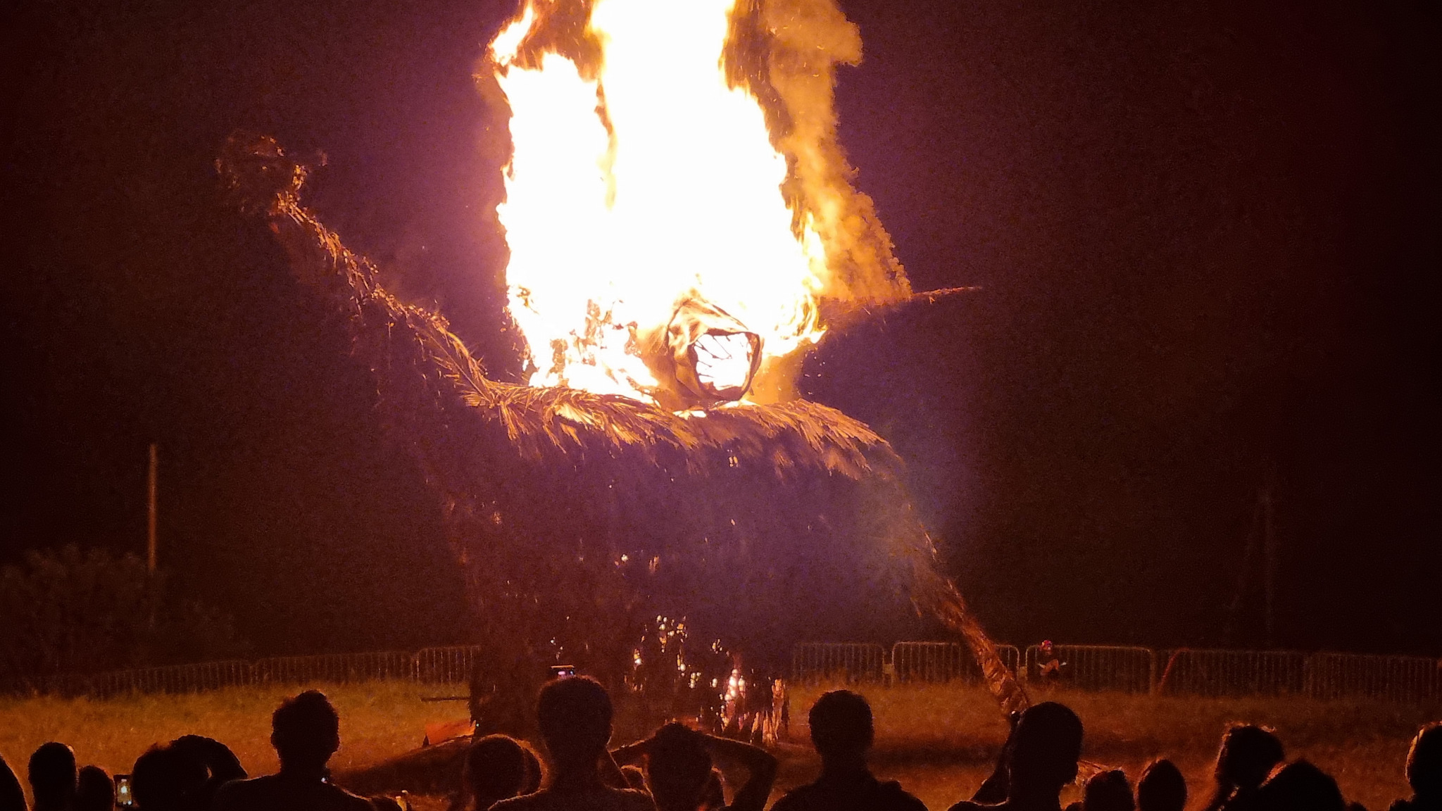 Grande sculpture enflammée lors d’une soirée du festival.